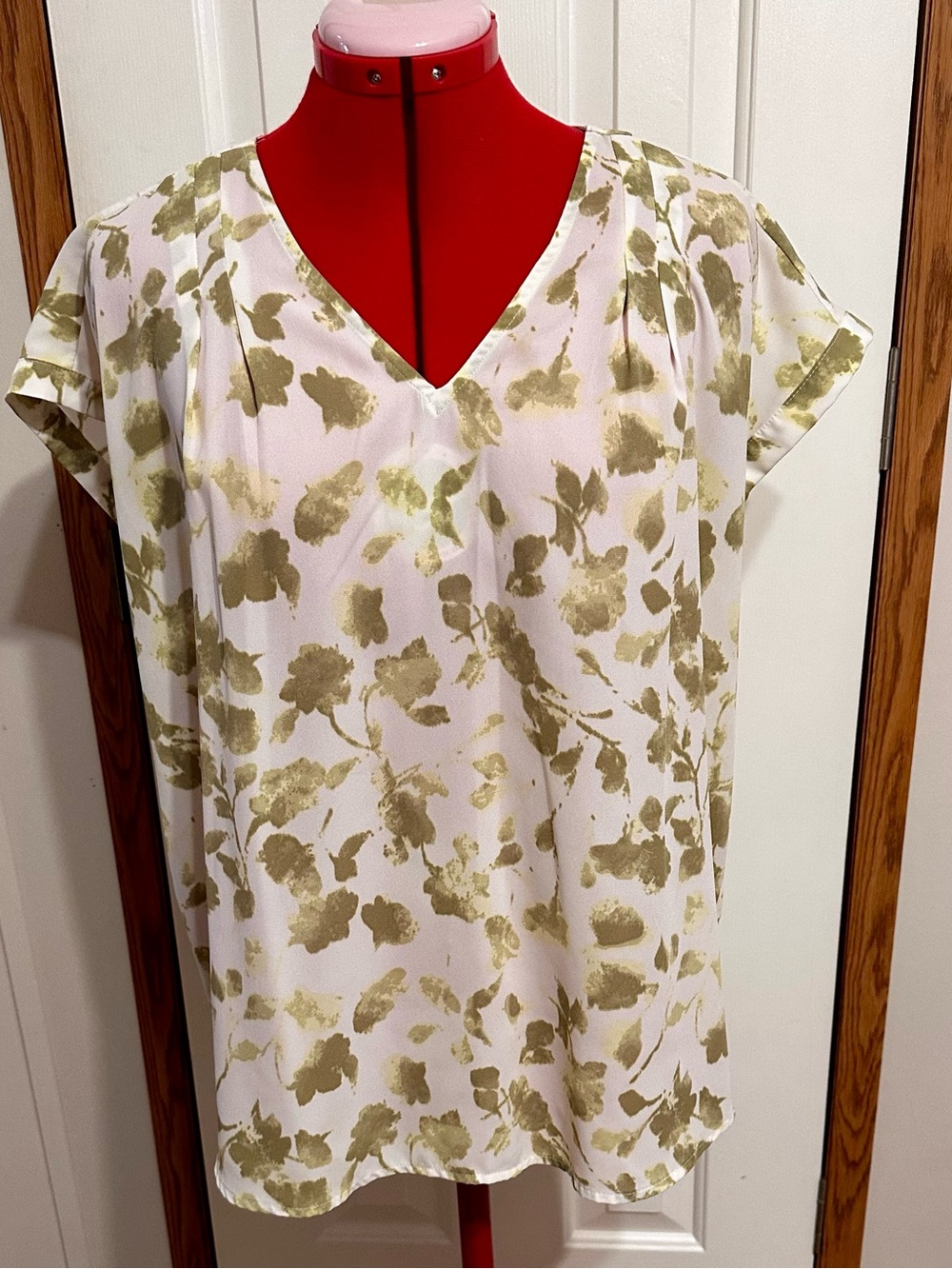 Simply Vera Vera Wang White and Olive Floral V-Neck Blouse
